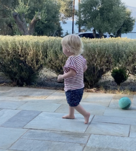 bambino cammina sulle punte toe-walking