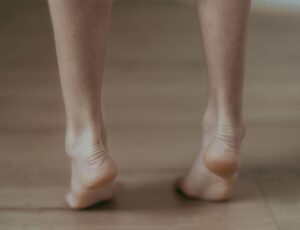 deambulazione sulle punte piede piatto