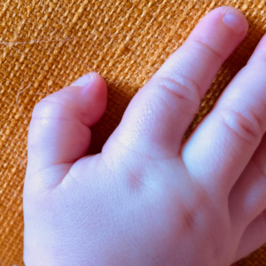 pollice a scatto bambini