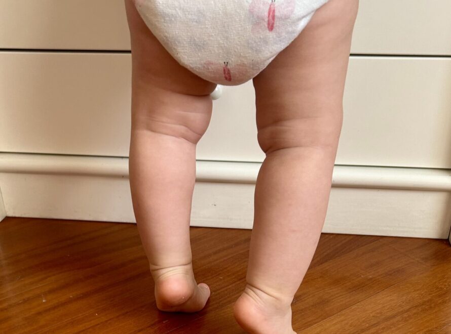 bambino cammina sulle punte