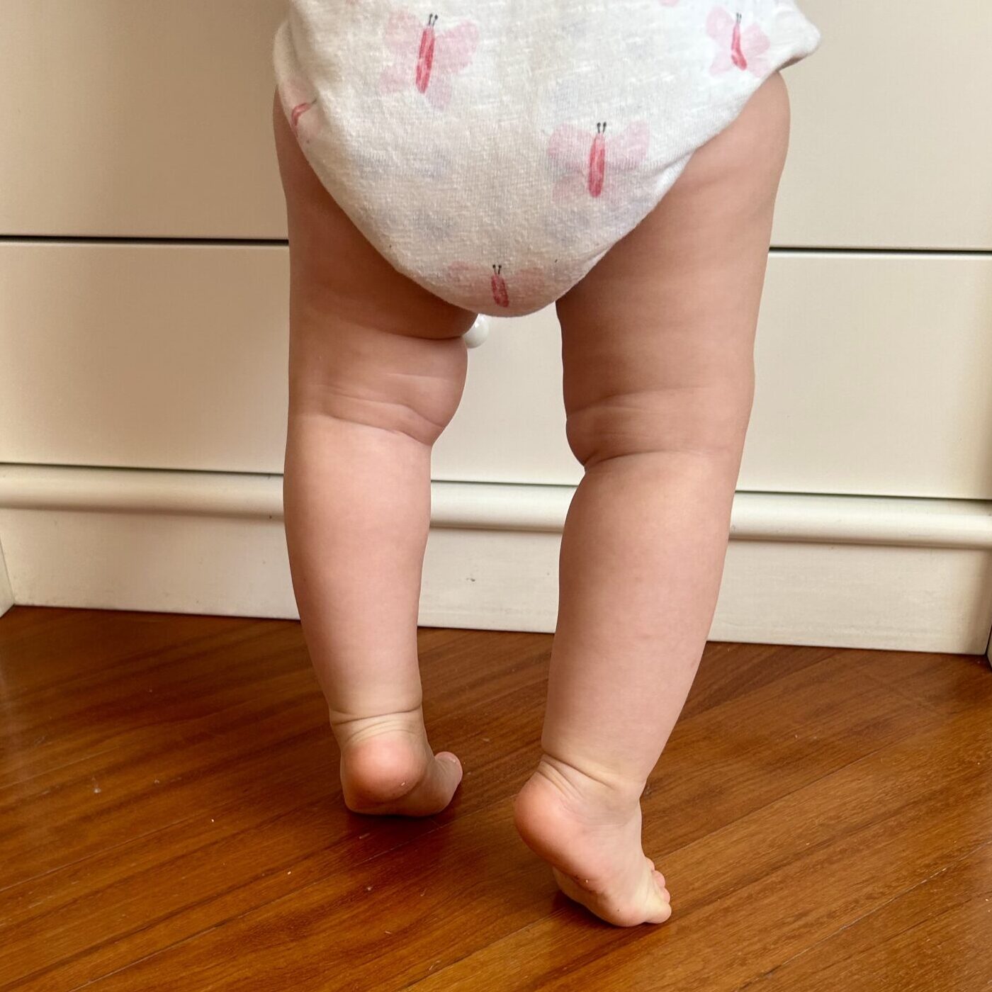 bambino cammina sulle punte
